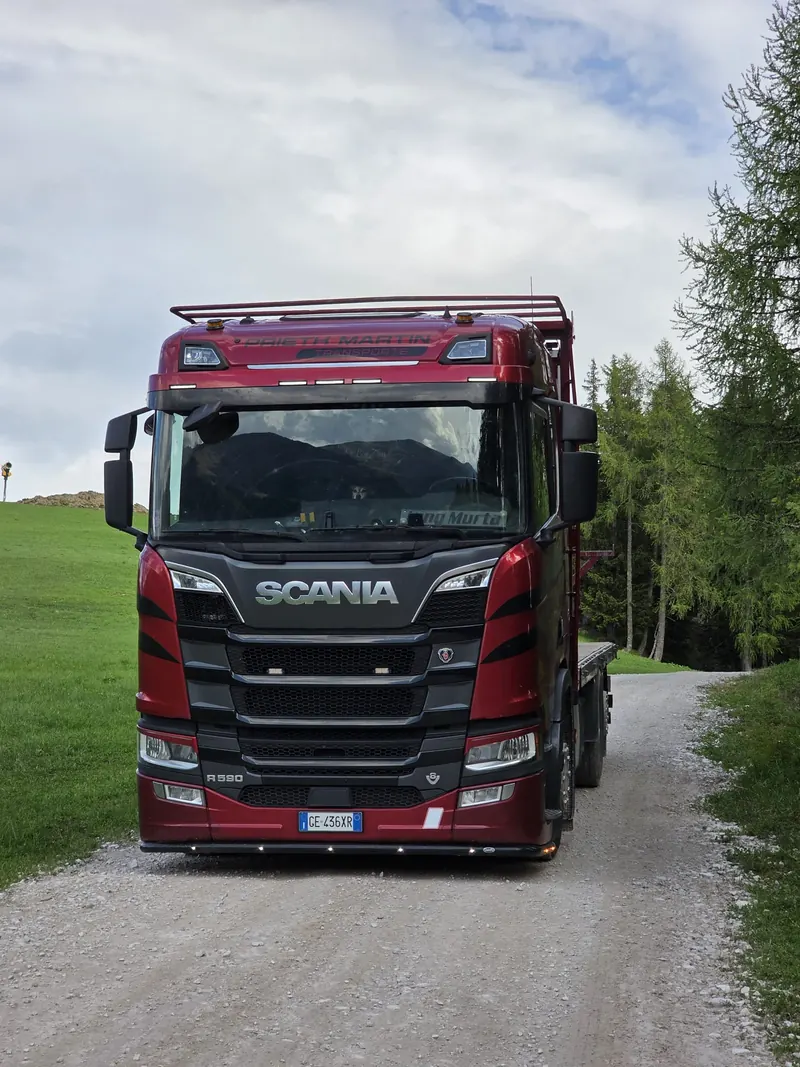Roter Scania R 590 mit Schriftzug Prieth Martin Transporte auf einem Forstweg