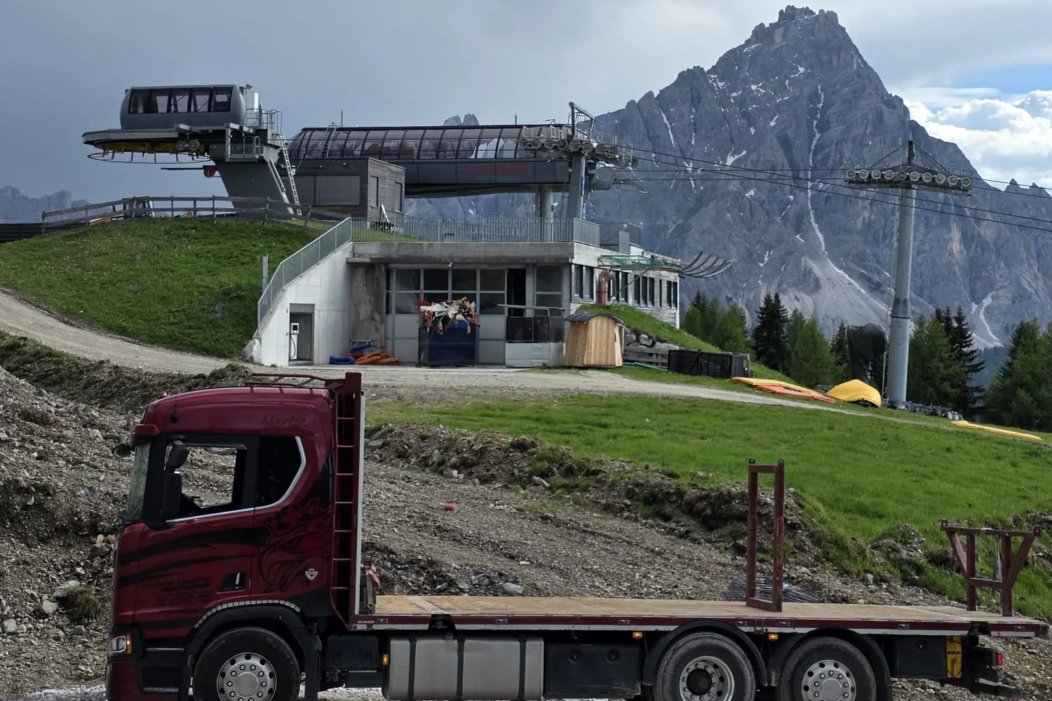 Pritschen-Lkw an einer Liftstation in den Dolomiten